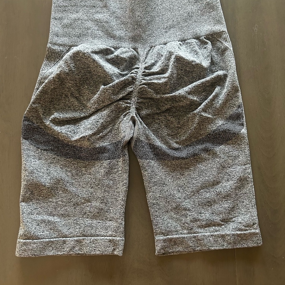 😍Gray Athletic Sweatshorts with Elastic Waistband size large 😍 - Picture 2 of 3